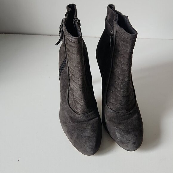 VINCE CAMUTO | Brea Dark Grey Suede High Heel Ankle Boots sz 8.5M - Picture 2 of 5